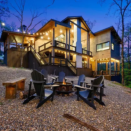 Secluded Creekside Cabin With Hot Tub And Fire Pit!